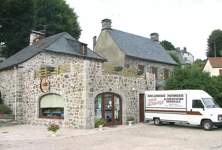 Selon l’Insee Auvergne, les problèmes d’accessibilité ne sont pas propres au Cantal et s’observent dans les bassins de vie ruraux français les plus attractifs.