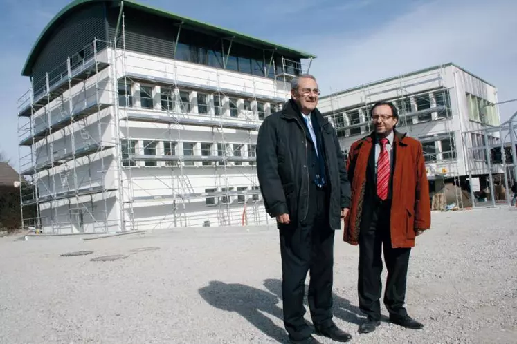 Bernard Bouniol, président de la CCI du Cantal, et Andrés Atenza, directeur de l’ESC Clermont-Ferrand, devant le futur campus d’Aurillac.