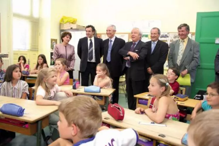 Gilles de Robien signe une convention pour l’école avec le président de l’association des maires du Cantal.