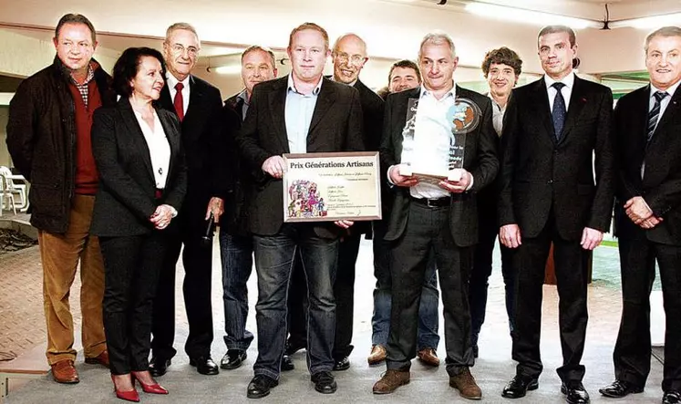 Jérôme Laffaire et Patrick Boisset, fiers de recevoir une distinction de la part de leurs pairs, en présence du préfet du Cantal.