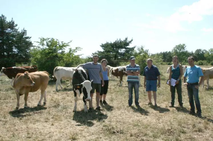 Quentin Pellegry, Patricia Crouzet, secrétaire de la coopérative qui a rédigé les statuts de l’estive de Champrojet, Laurent Bouscarat, Philippe Albisson, Jean-Michel Vigier, et Laurène Pascal, stagiaire à la Coptasa.