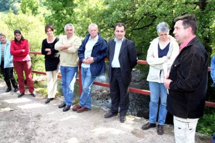 Jean-Michel Dulac (à droite), président de l’AAPPMA, a expliqué le concept du parcours qui démarre en aval au niveau du pont du Theil.