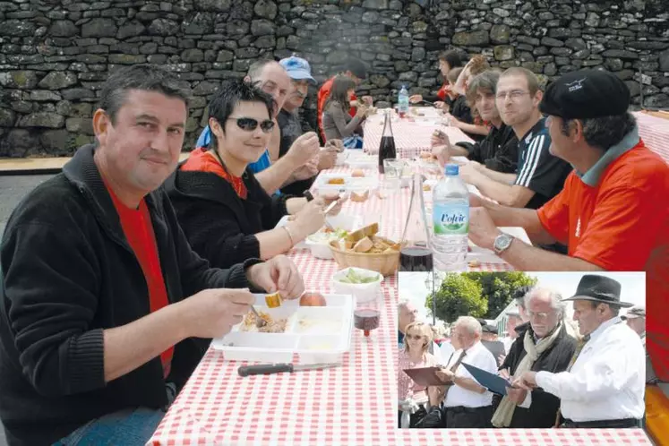 La nappe à carreaux était de rigueur pour casse-croûter avant le concours salers.