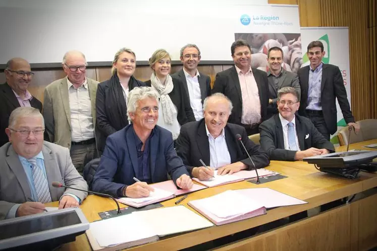 Signature entre Jean-Pierre Taite et Patrick Escure, en présence de l’interprofession, des élus régionaux, du sous-préfet de Saint-Flour... 