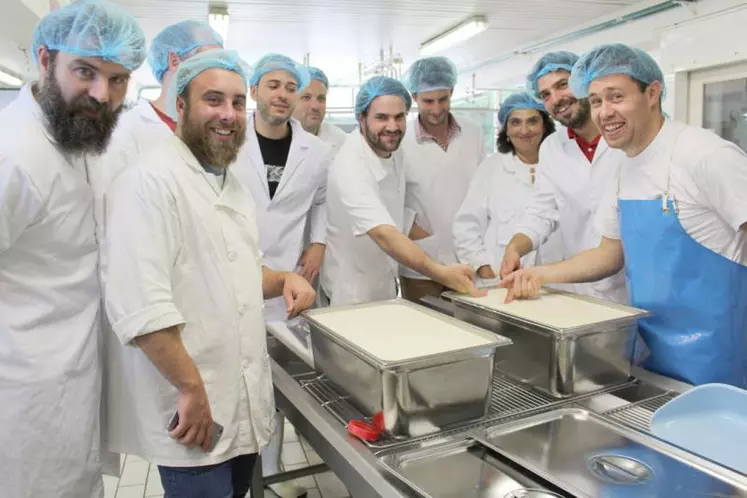 Ruben Valbuena et le groupe de producteurs ibères ont perfectionné leur technique auprès de Cédric Albert au CFPPA.