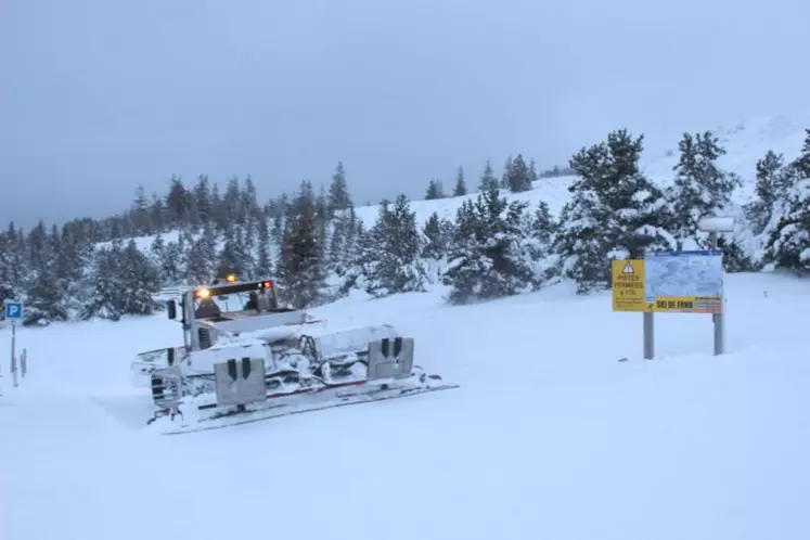 Les fortes chutes de neige de la semaine dernière ont été mises à profit pour préparer les pistes par un damage régulier.