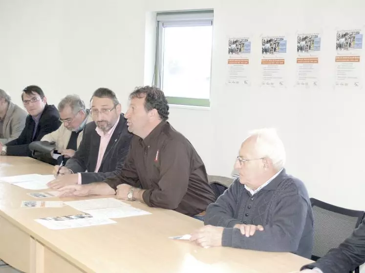 Philippe Fabre (qui représentait le président Descœur) et les partenaires du CPH 15 ont dévoilé l’édition 2010.
