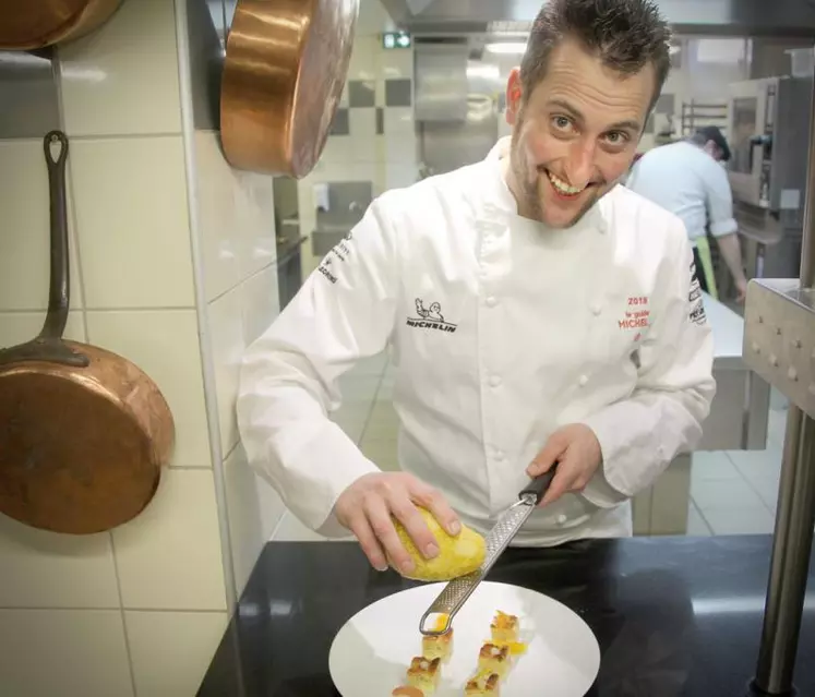 Renaud Darmanin de l’Auberge de la Tour à Marcolès, dans sa blouse auréolée du macaron Michelin et brodée à son nom. 