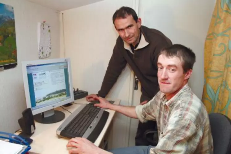 A l’image de Frédéric Dufour, éleveur à Jussac, ici aux côtés de Joël Mondor, une quarantaine d’agriculteurs ont déjà utilisé le nouveau service de télédéclaration de la PMTVA.