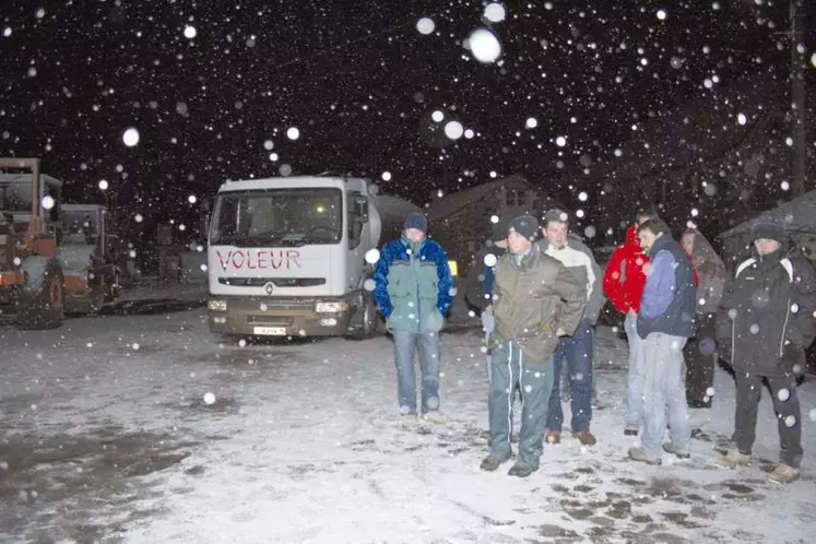 L’immobilisation d’un camion de lait à Chambernon, a donné lundi le ton d’une semaine de blocage.