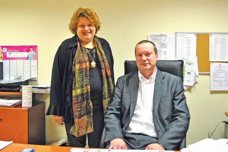 Évelyne Jouhet, directrice de l’Éhpad de la Sumène à Ydes, et Frédéric Minet, directeur général des Cités cantaliennes de l’automne, constatent le manque de qualification des candidats.