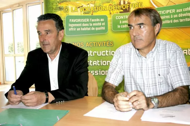 Bernard Delcros, président de l’Office public de l’habitat du Cantal, et Richard Bazelle, directeur de la structure.