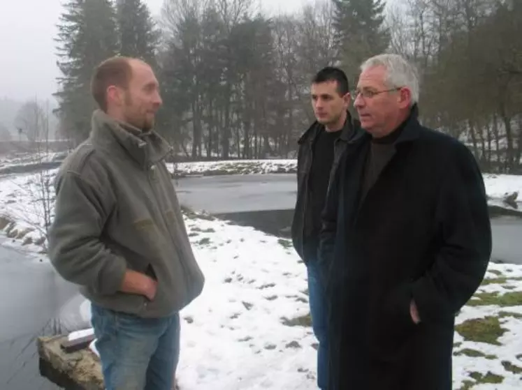 Sébastien Ramier, aux côtés de Bruno Pitot, conseiller foncier Safer et Christian Liabeuf, président. “La Safer a acquis le bien par adjudication et est devenue propriétaire sans l’assurance d’avoir un repreneur. C’est le principe du fonds de stockage”, souligne le président.