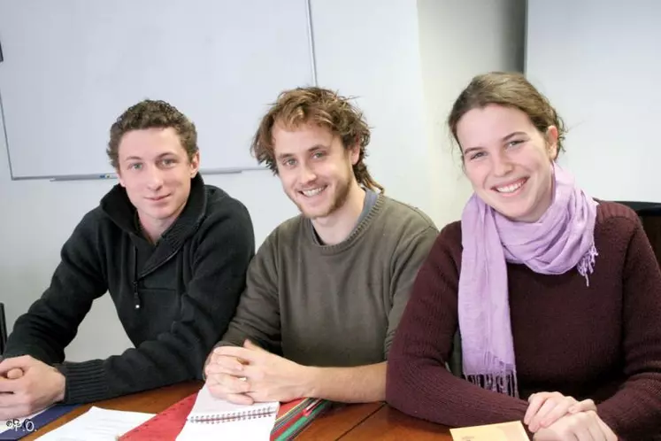 Benoît Serre, Adrien Alet et Bérénice Schouwey : “Les agriculteurs en difficultés sont prêts à tout sacrifier pour continuer d’exploiter”.