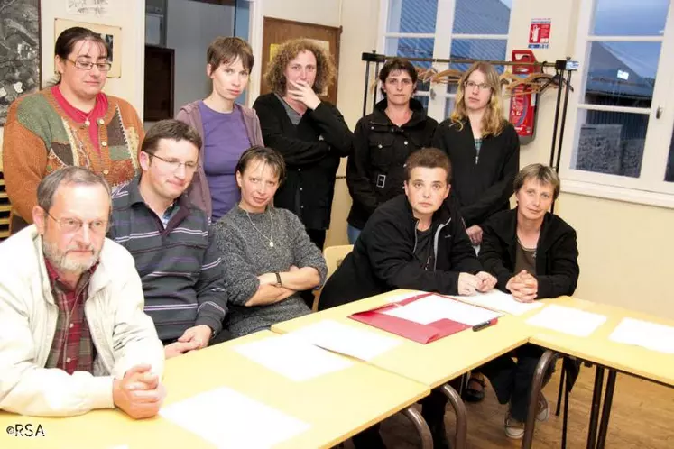 Les parents d’élèves de Saint-Christophe-les-Gorges, très inquiets sachant leur école menacée. Elle fait partie d’une liste de 33 établissements “en situation de fragilité”, dont disposent les syndicats.