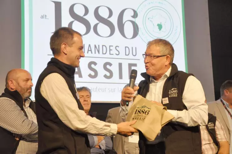 Passage de témoin entre Tony Cornelissen, président du Sidam, structure à l’origine du projet avec la Copamac, et Benoît Julhes, désormais président de la nouvelle marque.