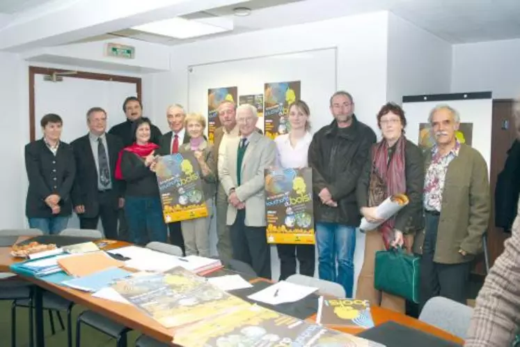 Les organisateurs de “Touchons du bois” présentent l’affiche et le programme, imprimés sur papier PEFC.