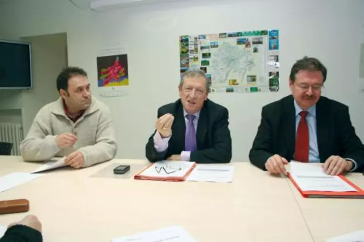 Le président René Souchon (entouré de Lionel Roucan et Jean Mallot) dresse un premier bilan de la charte porcine.