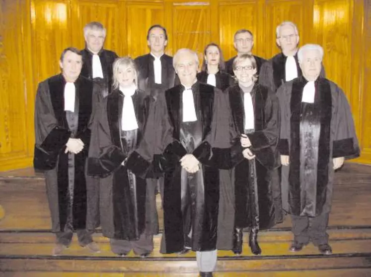 Placée sous la présidence de Roger Brunel, au centre, la nouvelle équipe du tribunal de commerce a été présentée mardi dernier.