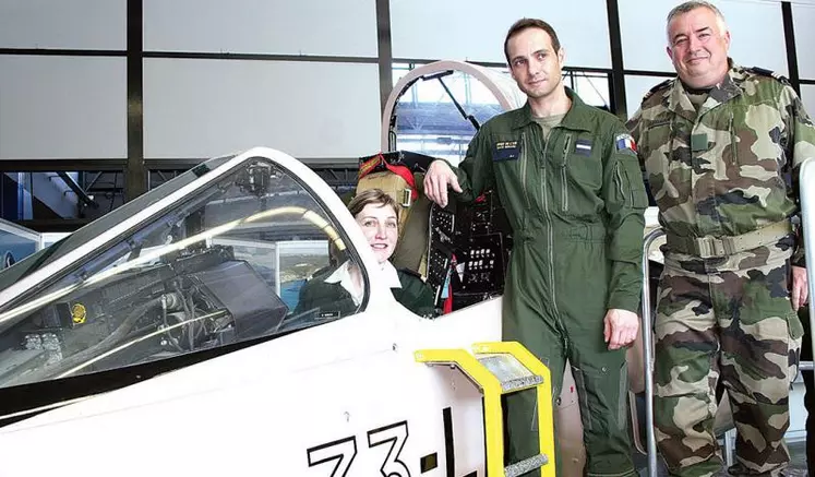 À bord du simulateur de vol du mirage F1, Béatrice Castanier, une réussite et son collègue Christophe Lassaque (à droite).