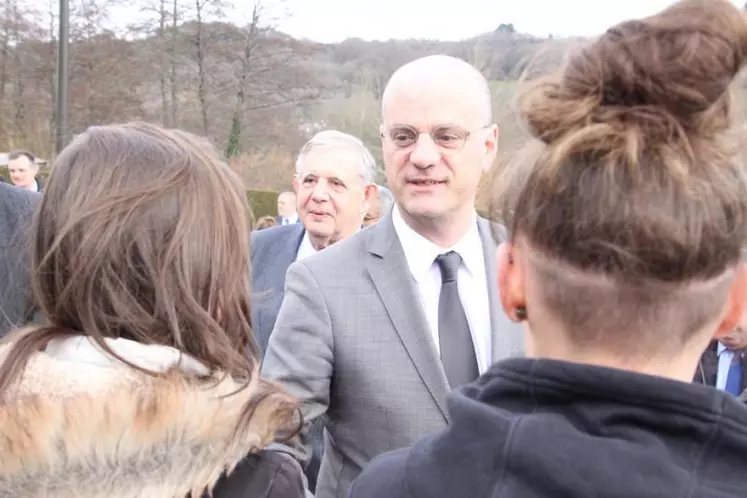 Jean-Michel Blanquer, ministre de l’Éducation nationale, à la rencontre des élèves de Cortat, en compagnie notamment de Jacques Mézard, ministre de la Cohésion des territoires.