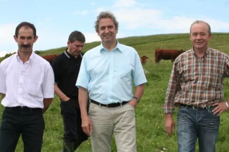 Claude Lapeere (au centre), accompagné de Jean-Marie Fabre, à la découverte des pratiques d’élevage salers et estives  cantaliennes.