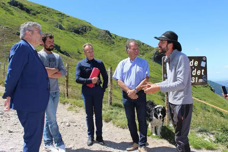 Éleveurs, berger, syndicat mixte du Puy Mary, État : un travail de sensibilisation collectif.