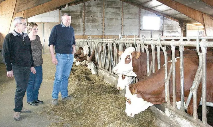 Jacques Rouchez, sa femme, Marie-Claire, et Jacky Salson, éleveur installé en individuel et en bio à Faverolles. Ce dernier présentera deux vaches au Départemental du 29 mars.