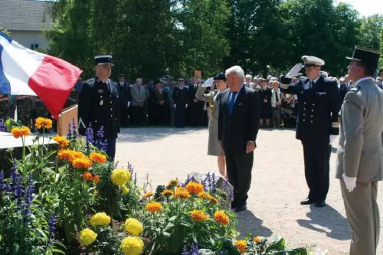 Le secrétaire d’Etat auprès du ministre de la Défense débute ses visites par un hommage rendu aux soldats morts pour la France (ici à Riom).