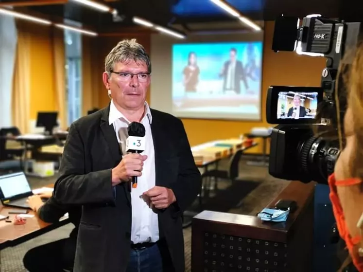 Dimanche soir, en préfecture, Bruno Faure commente les résultats face aux caméras de France 3.