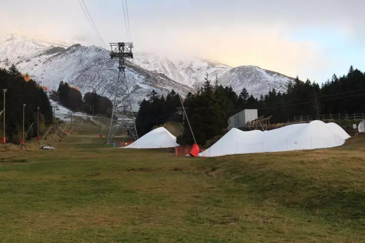 Les premiers flocons ont fait leur apparition sur le Plomb du Cantal et les sommets environnants, alimentant l'impatience et la motivation redoublée de tous les acteurs de la montagne.