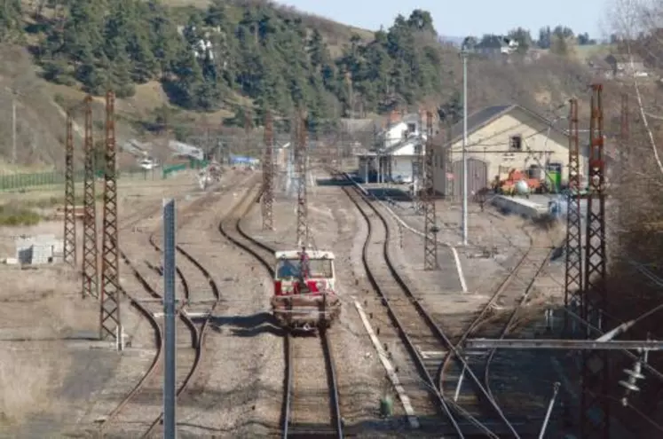 Seuls des cars s’arrêtent désormais à la gare de Saint-Flour, située sur la ligne Neussargues/Saint-Chély d’Apcher.