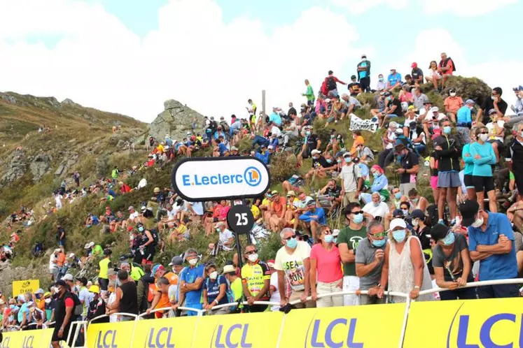 C’est à la force des mollets, à pied ou en vélo, que les spectateurs ont rejoint depuis Néronne, Dienne ou Mandailles la ligne d’arrivée.