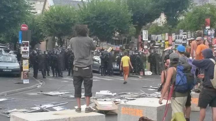 Une trentaine de casseurs ont terni la fin du festival, en s’opposant violemment aux forces de l’ordre, le vendredi soir.