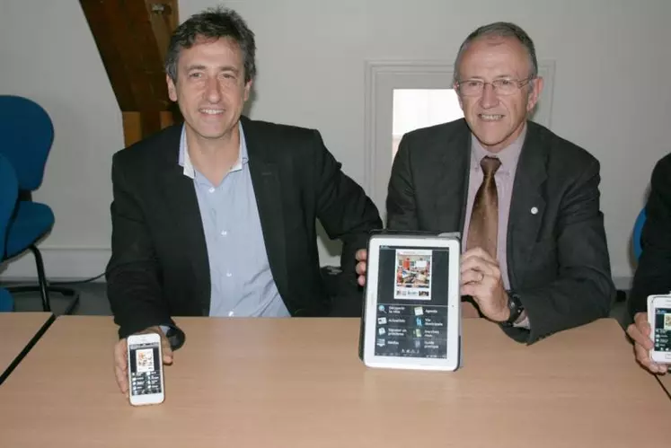 Pierre Mathonier, maire d’Aurillac, et Albert Vinas, groupe La Poste, ont présenté la nouvelle application pour smartphone de la Ville... histoire d’être encore plus proche des concitoyens “et de leur donner accès à plus d’informations sur la cité”, insiste le maire.