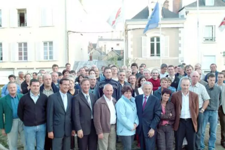 Les agriculteurs avec des élus de la Mayenne dont le député Yannick Favennec et le président du Conseil général, Jean Arthuis.