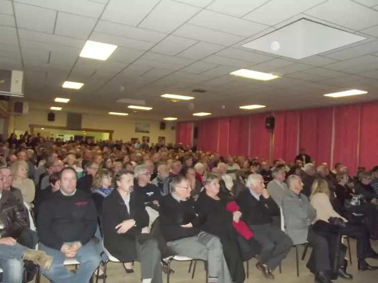 Salle comble à Lanobre pour rencontrer l’entrepreneur Ali El Hefnawy venu présenter son projet Valcastel à la population locale.