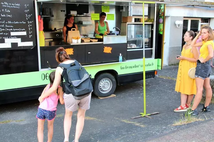 Principe : le camion fait halte dans les villages et propose des plats cuisinés à base de produits fermiers, à emporter ou consommer sur place.