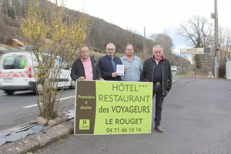 De gauche à droite : Gérard Roussilhe, Thierry Perbet, Philippe Viton et M. Brugès.