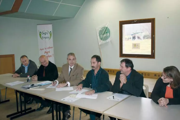 La signature de la convention entre l’État et la Fédération départementale des groupements d’employeurs agricoles et ruraux.