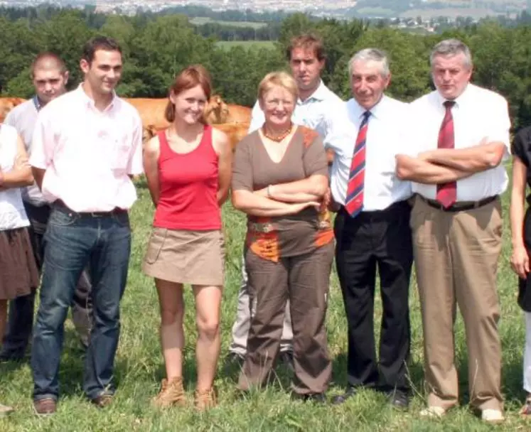 Béatrice Fournier et sa mère Denise, entourées des responsables des Jeunes agriculteurs et du Crédit agricole.