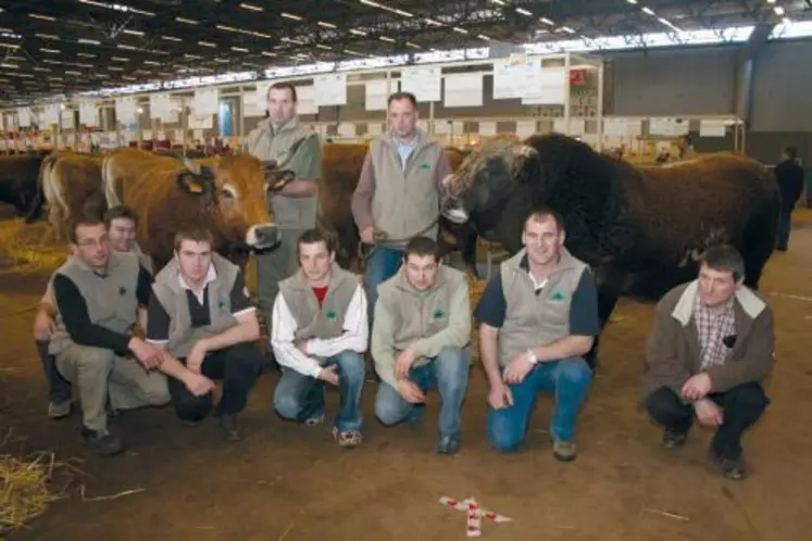 Les champions du concours européen autour de François Nolorgues et des éleveurs exposants.