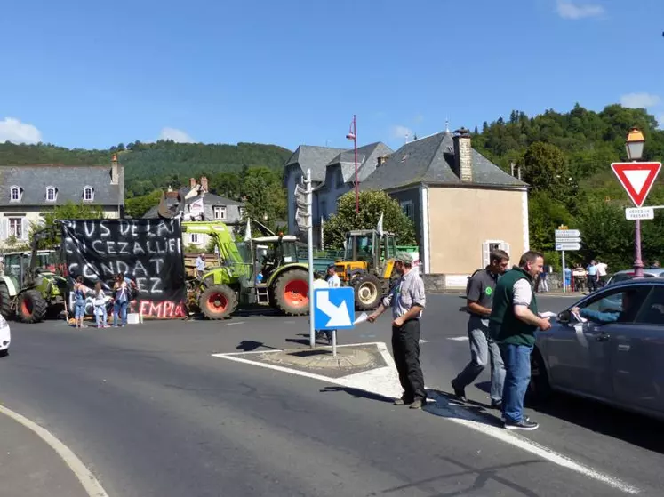 Vendredi 12 août, les producteurs de lait AOP saint-nectaire ont manifesté au rond-point de Condat à l’appel de la FDSEA et les JA du Cantal.