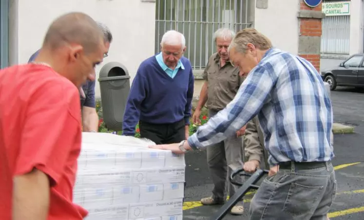 Déchargement par une équipe bénévole de denrées alimentaires qui sont distribuées tout au long de l’année.