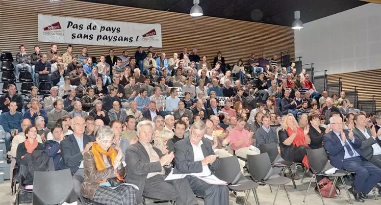 Quatre cents personnes étaient rassemblées à Tulle vendredi, des responsables professionnels, élus, éleveurs.