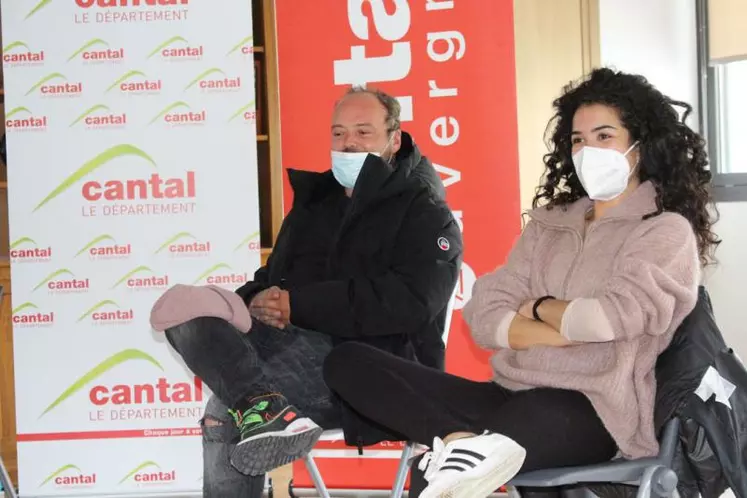 Alban Ivanov et Sabrina Ouazani sous le charme du Cantal tout comme le réalisateur Jean-Pierre Améris (premier plan) qui a vanté avec Frédéric Grünenwald (à sa gauche), l'accueil réservé par le Conseil départemental.