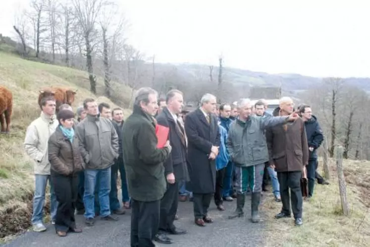 Paul Mourier sensibilisé aux contraintes d’une exploitation de montagne en système tout à l’herbe sur des terrains accidentés.