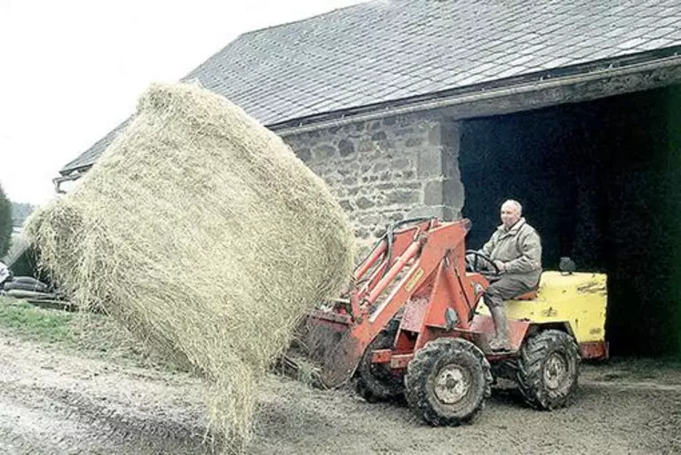 Tous les agriculteurs sont invités à donner de une à dix bottes de foin de bonne qualité.