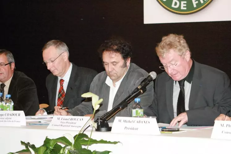 Philippe Coadour, directeur adjoint des Gîtes de France, Lionel Roucan, vice-président de la Région, Michel Cabanes, président des Gîtes Cantal.