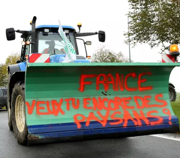 Manifestation des agriculteurs dans toute la France avec tracteurs et blocage des routes pour exiger moins de normes et plus de prix